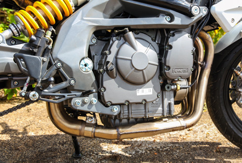 Sức mạnh của xe đến từ khối động cơ 4 kỳ, 3 xi-lanh thẳng hàng, 600 phân khối, cam đôi, làm mát bằng chất lỏng.