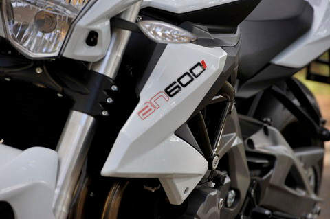 Hệ thống khung sườn của xe được làm từ hợp kim nhôm, giúp giảm trọng lượng cho xe.