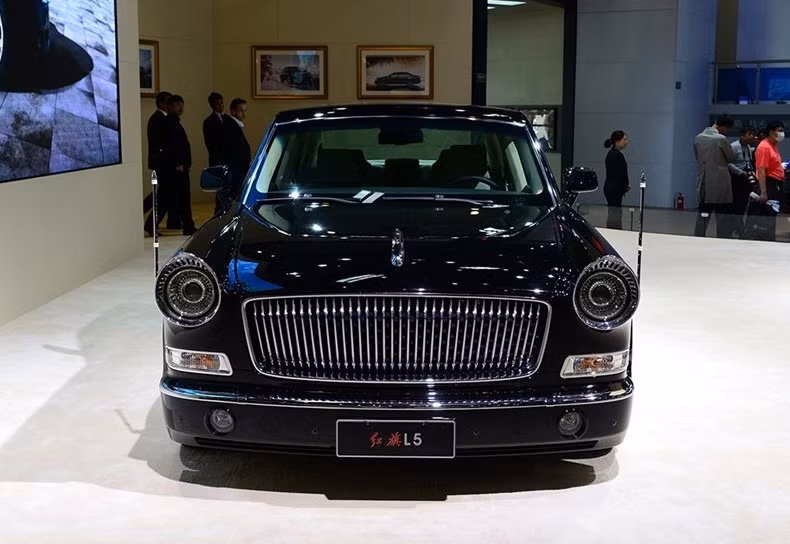 Tuy nhiên, vì tính lịch sử cũng như được sự quan tâm của Chính phủ Trung Quốc sau này nên dòng xe Hongqi được tiếp tục sản xuất đầu những năm 90 và ngày nay trở thành thương hiệu xe sang hàng đầu của Trung Quốc.