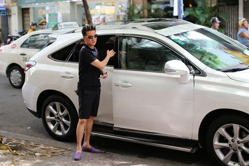 Chiếc xe mà Đàm Vĩnh Hưng đang dùng hiện nay thuộc dòng Lexus RX 350 đời 2011 màu trắng có trị giá 3 tỷ.