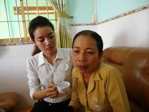 Bà Loan và chị gái Hồ Duy Hải liên tục kêu oan cho Hải. Ảnh: Phan Cường.