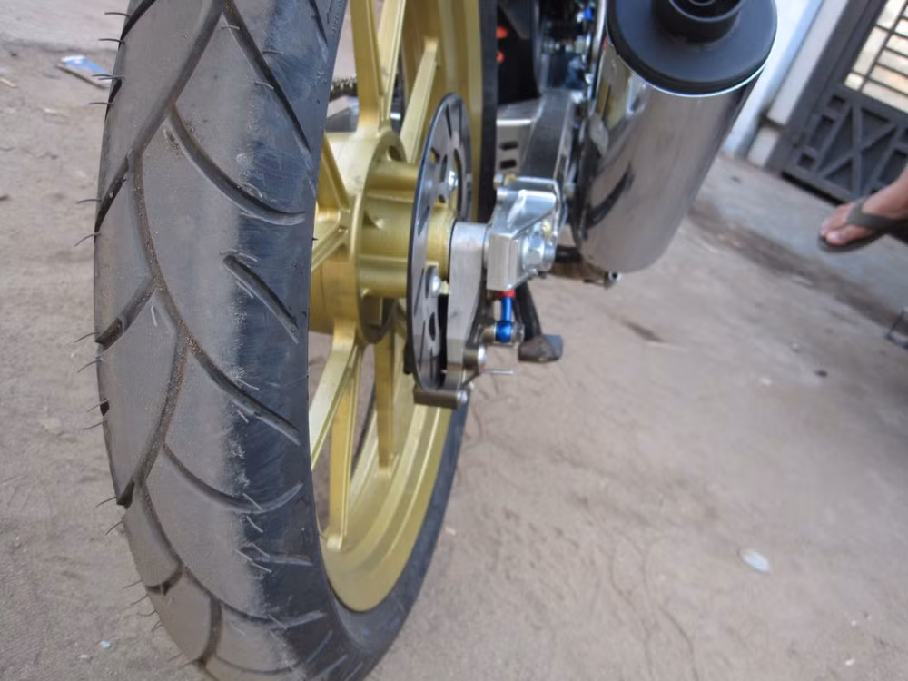 Lốp xe Michelin Sporty gai cũ.