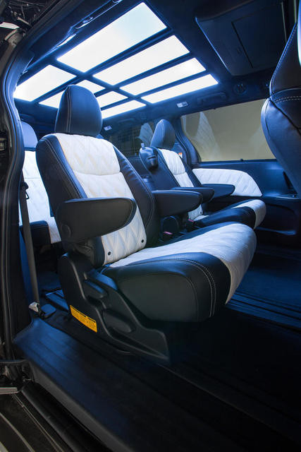 Xe được trang bị 4 loa subwoofer, 10 loa vệ tinh và 6 amp.