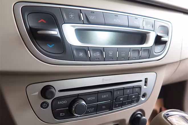 Renault Megane hatchback được trang bị chìa khóa thông minh có khả năng đóng mở cửa tự động, khởi động xe không cần chìa, cửa sổ trời chỉnh điện, thoại rảnh tay bluetooth, dàn âm thanh 6 loa...