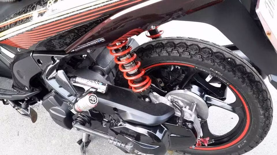 Dàn chân cứng cáp với cặp phuộc YSS Hybrid.