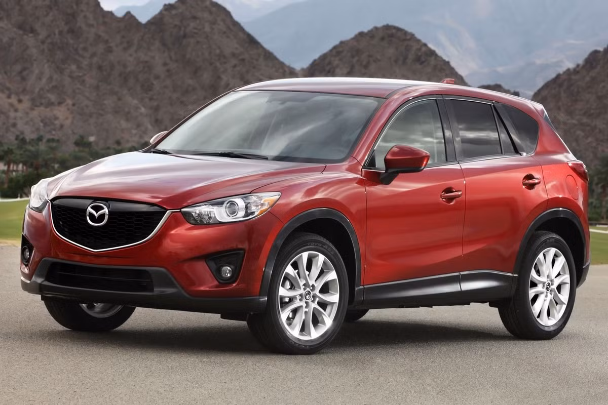 Chiếc CX-5 bản tiêu chuẩn được trang bị động cơ 2.0 lít - 4 xi-lanh có công suất 155 mã lực, sử dụng công nghệ SkyActiv giúp tăng hiệu quả sử dụng nhiên liệu. Mazda CX-5 cần 9,0 lít xăng để đi được 100 km đường phố và 6,7 lít xăng đường cao tốc. Đây là chiếc SUV cỡ nhỏ có mức tiêu thụ nhiên liệu trung bình tốt nhất hiện nay.