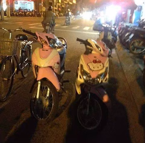 Cặp đôi Wave "chị em" phiên bản mèo Kitty độc đáo.