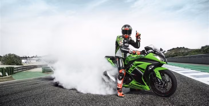 Yên chỉ cao 785mm kết hợp với góc lái rộng và tư thế ngồi thoải mái cùng bình xăng lên tới 17 lít khiến biker cưỡiNinja 300 có thể chinh phục mọi nẻo đường.