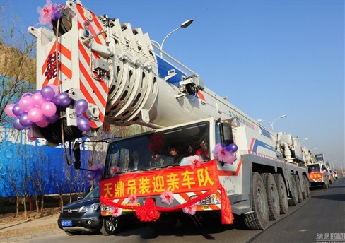 Ngày 21/12/2010, một công ty ở Tây An, Thiểm Tây đã điều động chục chiếc xe cần cẩu để làm xe rước dâu cho một nhân viên của mình.