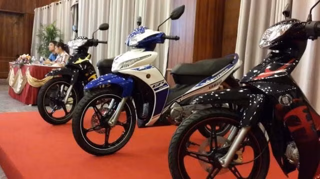 Tương tự như Exciter GP 2014, Jupiter GP cũng có 2 tông màu chủ đạo là trắng và xanh dương. Yamaha sẽ đưa mẫu xe này tới các đại lý vào tháng 11 tới. Trước đó, tại một sự kiện diễn ra gần đây, Yamaha Việt Nam cũng trưng bày mẫu xe Jupiter GP. Tương tự như Exciter GP 2014, Jupiter GP cũng có 2 tông màu chủ đạo là trắng và xanh dương. Yamaha sẽ đưa mẫu xe này tới các đại lý vào tháng 11 tới. Trước đó, tại một sự kiện diễn ra gần đây, Yamaha Việt Nam cũng trưng bày mẫu xe Jupiter GP.