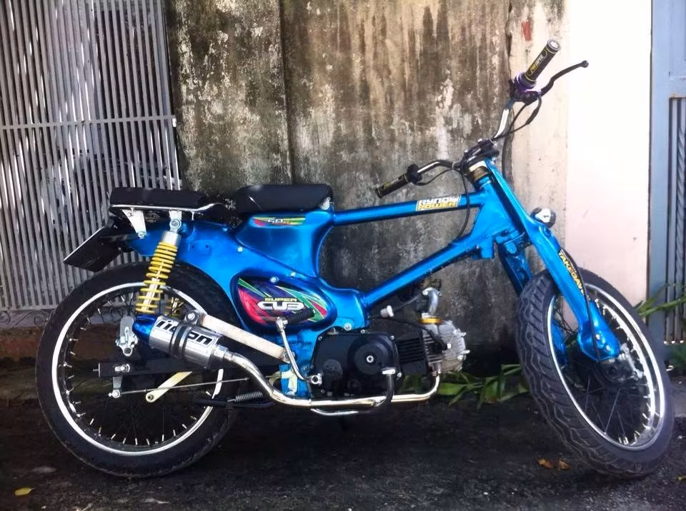 Cây pô độ lạ mắt tăng thêm vẻ cá tính cho xe. Super Cup tuy là dòng xe cổ nhưng tới nay vẫn rất được nhiều bạn trẻ ưa thích. Ảnh: Bảo Phạm/2banh.