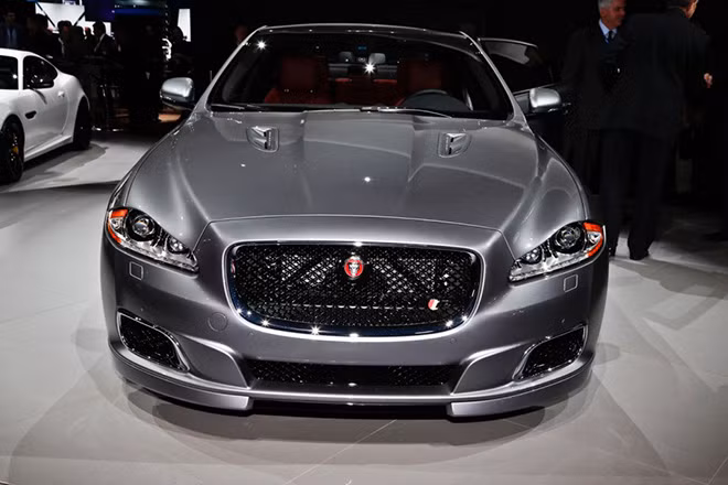 Mẫu coupe F-Type, sedan cỡ trung XF và sedan cỡ lớn XJ sẽ là 3 con bài chính của Jaguar tại sự kiện này.