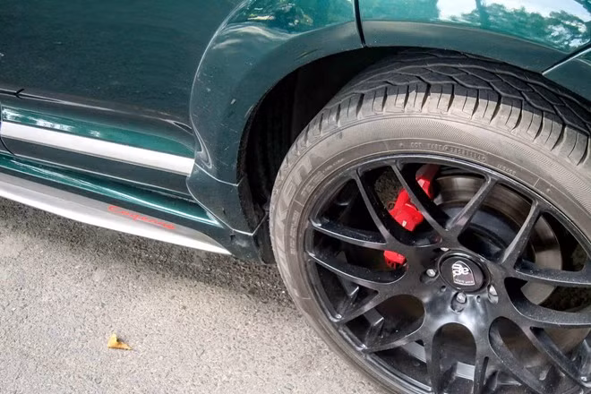 Đặc biệt, mâm xe độ hiệu Avant Garde kiểu 7 chấu hình chữ V kích thước 22 inch khiến chiếc xe trông nổi bật khi lăn bánh trên đường.