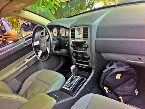 Những chiếc Chrysler 300 Limousine được nhập về Việt Nam chủ yếu làm dịch vụ cưới hỏi. Tại Mỹ, chiếc xe có giá không hề "mềm" khoảng 80.000 USD (1,7 tỷ đồng).