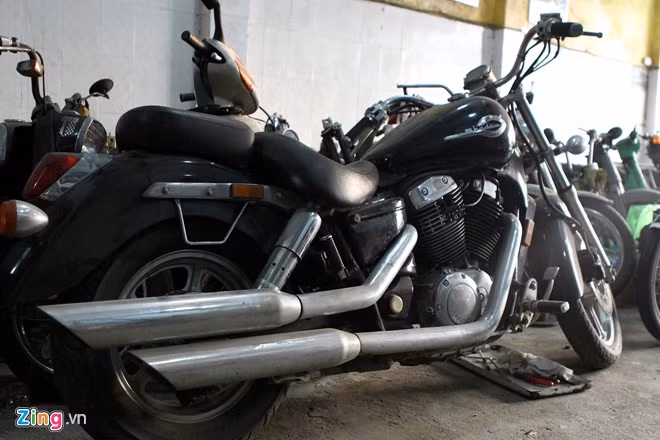 Theo chia sẻ của chủ xưởng, những chiếc xe dễ kiếm đồ thay thế sẽ được phục chế sớm trong khi xe khó tìm phụ tùng sẽ phải nằm phủ bụi hàng tháng trời.