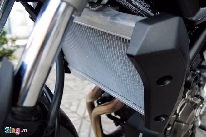 Két tản nhiệt lớn đặt phía trước để tận dụng việc làm mát bằng cả nước và không khí, giảm sức nóng động cơ.
