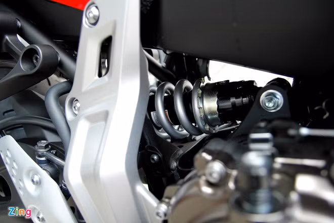 Hệ thống treo và khung sườn trên FZ-07 bao gồm cặp phuộc thường phía trước và monoshock phía sau có thể điều chỉnh. Nhờ vậy, xe mang lại cảm giác êm ái, ngay cả khi mặt đường không đảm bảo chất lượng.
