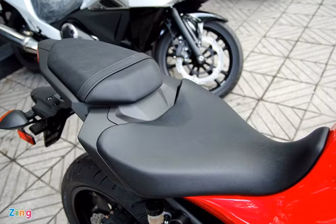 Yên xe mềm, nhỏ gọn và được thiết kế tách rời, khiến vị trí ngồi sau khá cao, nhằm tăng tính thể thao.