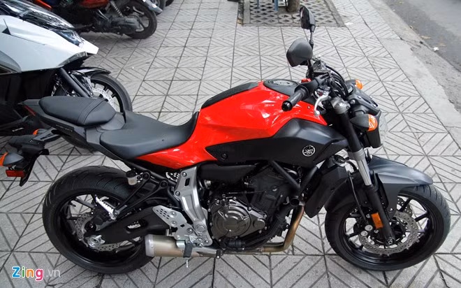 Chiếc FZ-07 trong bài viết này vừa được showroom Motorsport tại TP HCM nhập về. Xe được xây dựng trên một bộ khung lớn, chiều cao tới yên 80,5 cm, tuy nhiên nhờ phuộc mềm nên người có chiều cao khoảng 1m70 vẫn có thể chống chân dễ dàng. Trọng lượng ướt của xe là 180 kg. Đây là chiếc xe rất nhẹ và cơ động.