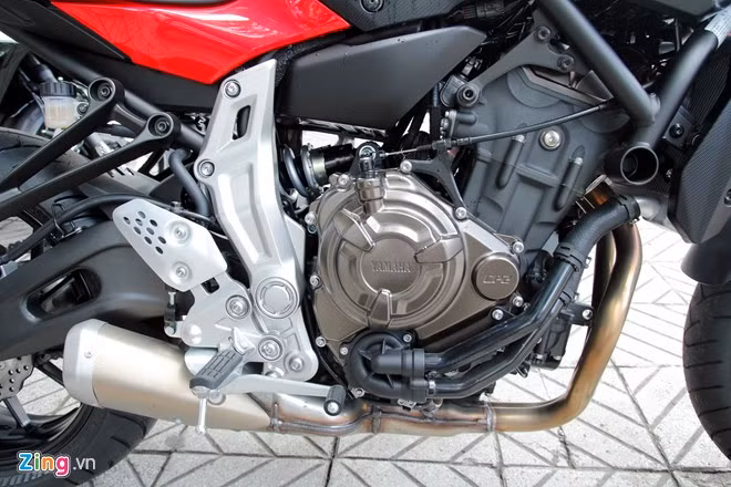 Xe được trang bị động cơ 689cc, 2 xi-lanh song song. Động cơ này sản sinh công suất tối đa 75 mã lực cùng 68 Nm mô-men xoắn. Nhờ công nghệ phun nhiên liệu EFI tiên tiến, mức tiêu thụ nhiên liệu đạt 4 lít/100km. Yamaha không sử dụng hệ thống bướm ga ride-by-wire hoặc nhiều chế độ vận hành. Hộp số 6 tốc độ được trang bị trên xe, năng lượng truyền tới bánh sau qua dây curoa.