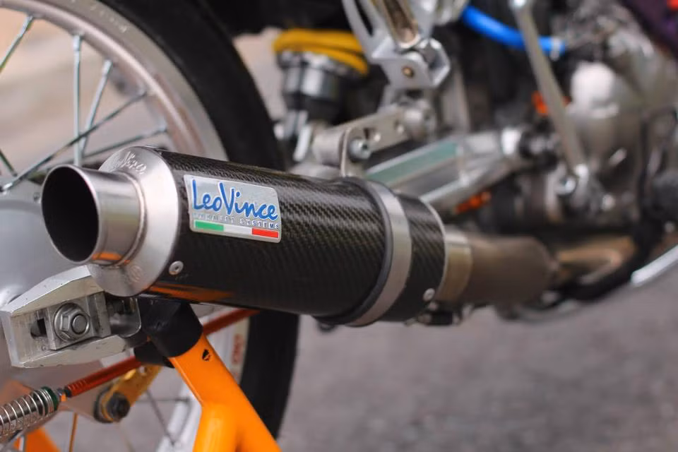 Pô LeoVince cho âm thanh khá ấm và gắp nhôm rất nhẹ xe.