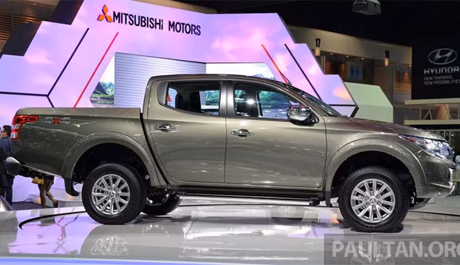 Đầu xe bắt mắt với lưới tản nhiệt mạ crôm, cụm đèn pha mới tích hợp dải đèn LED chiếu sáng ban ngày và đèn sương mù hình tròn với viền màu bạc cùng cản va trước.