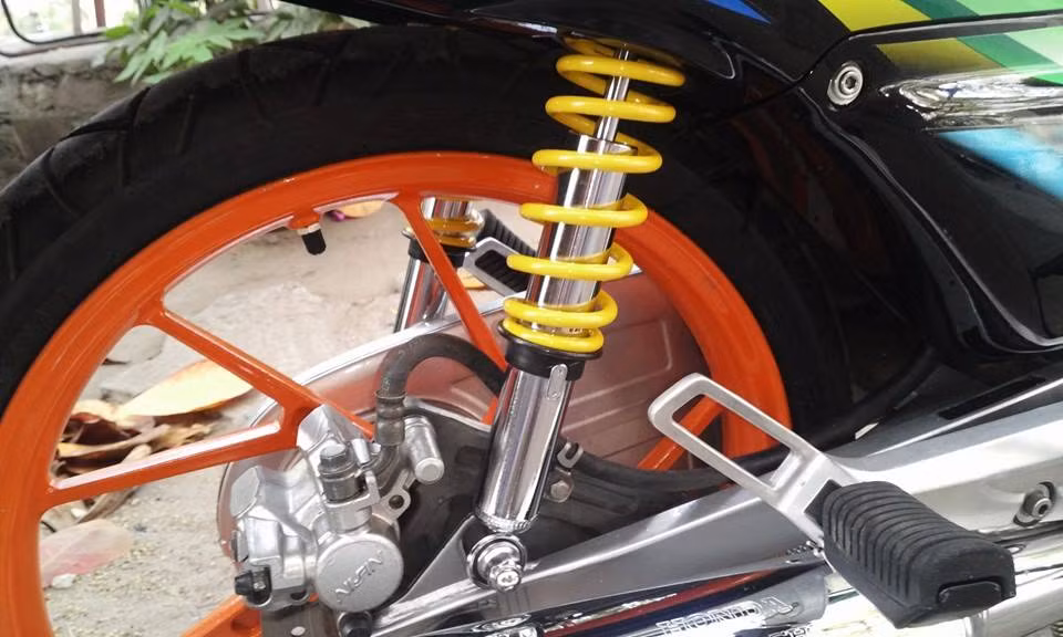 Phuộc Nice vàng tươi dành cho các dòng Honda Wave và Honda Dream, đi cùng heo sau Sonic.