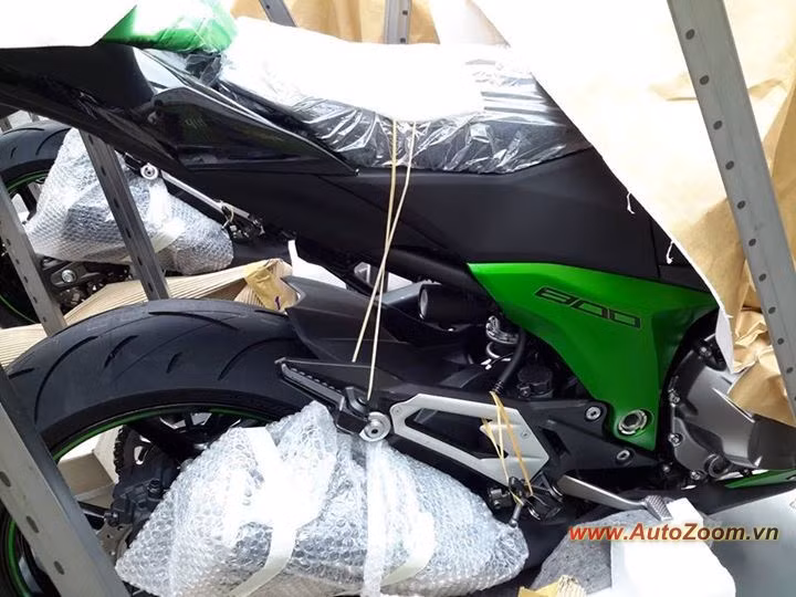 Phanh đĩa trước đường kính 310 mm sử dụng bộ phanh 4 piston trong khi phanh sau với đĩa đơn 250 mm.