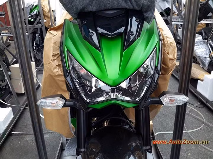 Z800 được trang bị hệ thống chống bó cứng ABS với kích thước bánh trước 120/70ZR17 và bánh sau kích thước 180/55ZR17.