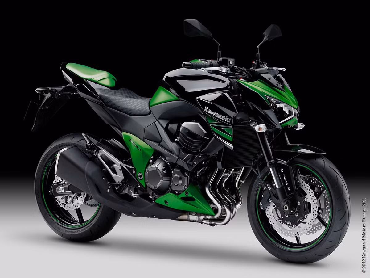 Những hình ảnh đầu tiên về một lô hàng Kawasaki Z800 phiên bản châu Âu - full power, gồm hai màu xanh và đen vừa được một thành viên trong hội mô tô chia sẻ.