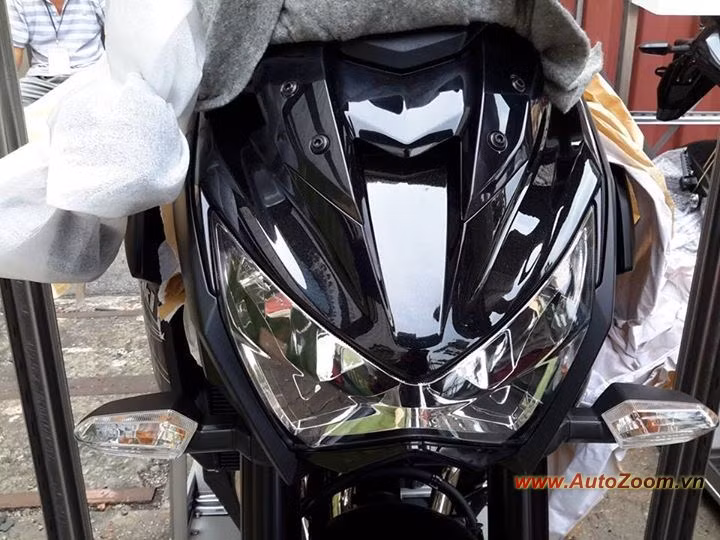 Bộ đèn LED phía sau, màn hình LCD hiển thị kỹ thuật số cùng lúc 3 thông số của xe như mức nhiên liệu, chiều dài hành trình và chỉ số tiêu hao nhiên liệu. Bình xăng có dung tích 17 lít, trọng lượng khô 230 kg.