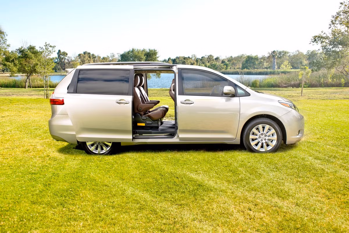 Toyota Sienna là chiếc xe gia đình lớn nhất trong danh sách, với nội thất đủ chỗ cho cả đại gia đình. Tuy nhiên, cũng chính kích thước lớn lại khiến nhiều khách hàng e ngại khi chọn mua Toyota Sienna. Nếu bạn không ngại kích thước quá lớn của Sienna, đây là chiếc xe rất tốt cho gia đình bạn.