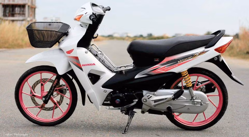 Dàn mâm màu hồng của chiếc Wave Alpha này sẽ thật nổi bật khi vi vu trên đường.