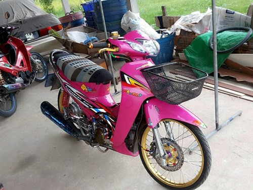 Không kém cạnh, Honda Wave cũng được "lên đời" với rất nhiều phiên bản độ đẹp mắt. Chiếc Wave này mang khá nhiều "trang sức", là sản phẩm của một dân chơi Thái Lan.