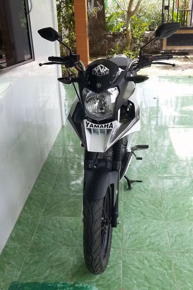 Tuy nhiên, dân chơi xe chuyên nghiệp chưa cảm thấy hài lòng về diện mạo của mẫu xe này. Vì thế, một dân chơi ở Sài Gòn đã độ lại chiếc FZ150i theo phong cách Adventure độc đáo.