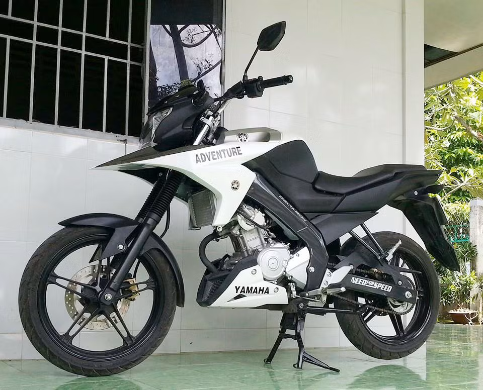 Yamaha FZ150i mang thiết kế đặc trưng của dòng nakedbike với bình xăng gồ cao, đèn pha đơn hầm hố, đuôi xe vuốt cao về phía sau, động cơ để hở mạnh mẽ gây ấn tượng mạnh trong lần đầu được ra mắt tại thị trường Việt Nam.