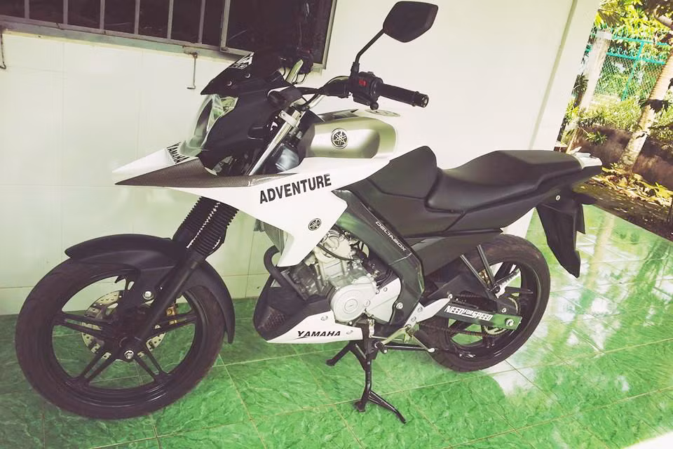 Vốn là một chiếc xe thể thao cá tính, nay FZ150i trở nên bụi bặm và phong trần hơn. Chỉ tiếc là thiếu 2 thùng đồ Givi 2 bên đặc trưng của phong cách Adventure. Nguồn ảnh: FZ150i Club SaiGon.