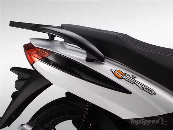 Yên xe làm bằng da thuộc, tạo cảm giác thoải mái khi vận hành cho người sử dụng.