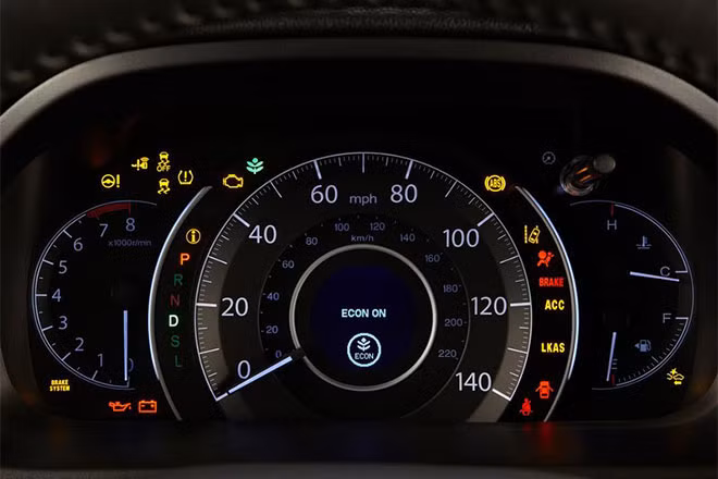 Honda CR-V mới tại Việt Nam có giá bán lần lượt là 1,008 tỷ đồng cho phiên bản 2.0L và 1,158 tỷ đồng cho phiên bản 2.4L.