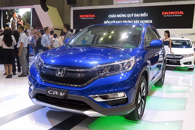 So với phiên bản trước, CR-V 2014 sở hữu thiết kế trẻ trung và thể thao hơn. Điểm nhấn ở ngoại thất nằm ở lưới tản nhiệt mới, hệ thống đèn chiếu sáng ban ngày kiểu mới.