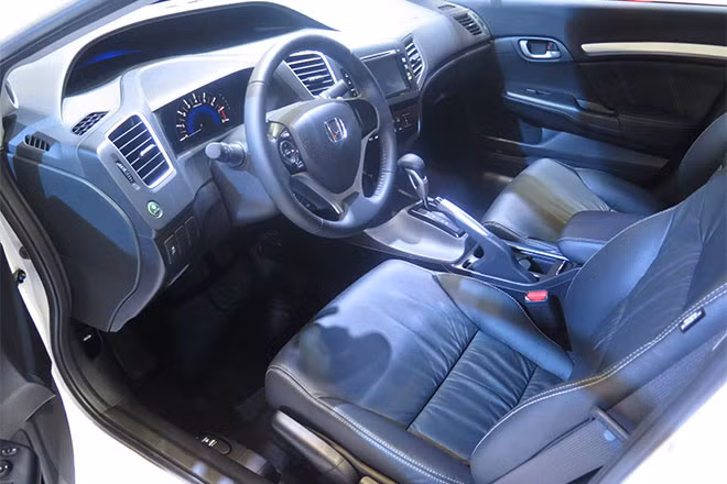 Nội thất xe có thêm một số trang bị như màn hình cảm ứng và hệ thống định vị/dẫn đường bên trong nội thất.