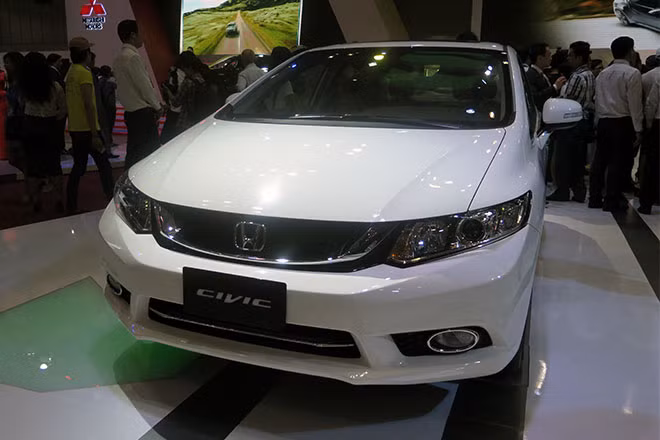 Cũng tại triển lãm xe Việt Nam, Honda trình làng thêm phiên bản cải tiến của Civic với một số thay đổi về thiết kế ngoại thất như lưới tản nhiệt mới, hốc hút gió với thanh nẹp mạ crom...