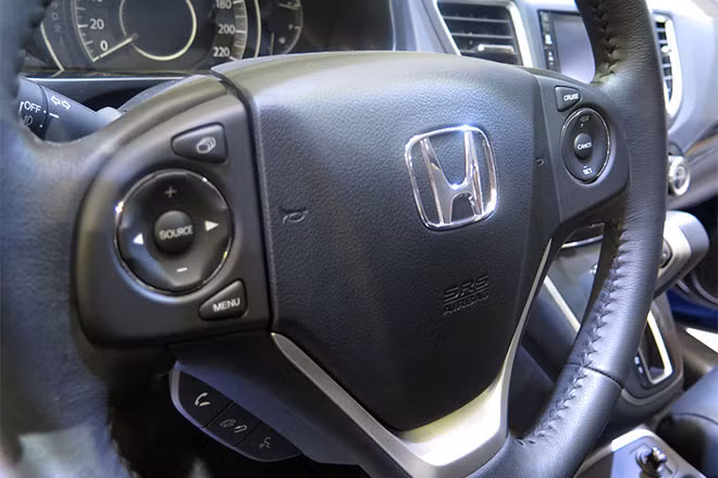 Động cơ xe không có sự thay đổi. Honda CR-V mới vẫn có hai tuỳ chọn động cơ dung tích 2.0 lít cho công suất 155 mã lực và loại dung tích 2.5 lít cho công suất 190 mã lực. Đi kèm với đó hộp số tự động 5 cấp.