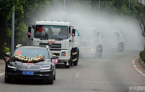 Ngày 15/8/2014, một cặp vợ chồng ở Trùng Khánh thuê hẳn 12 chiếc xe tải đi theo sau.