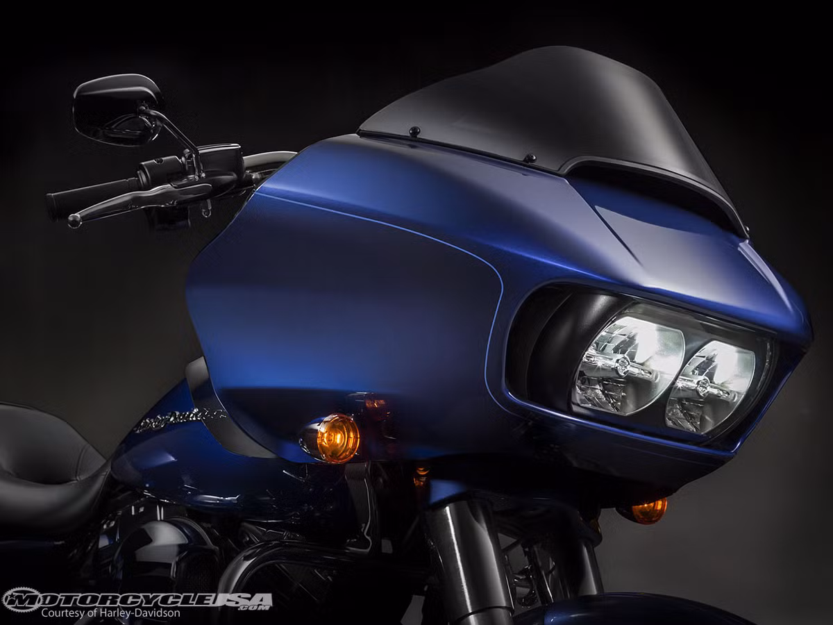 Road Glide ® Special 2015 sở hữu hình dáng thon gọn hơn phiên bản cũ, đèn pha cũng sáng hơn và được trang bị công nghệ LED.