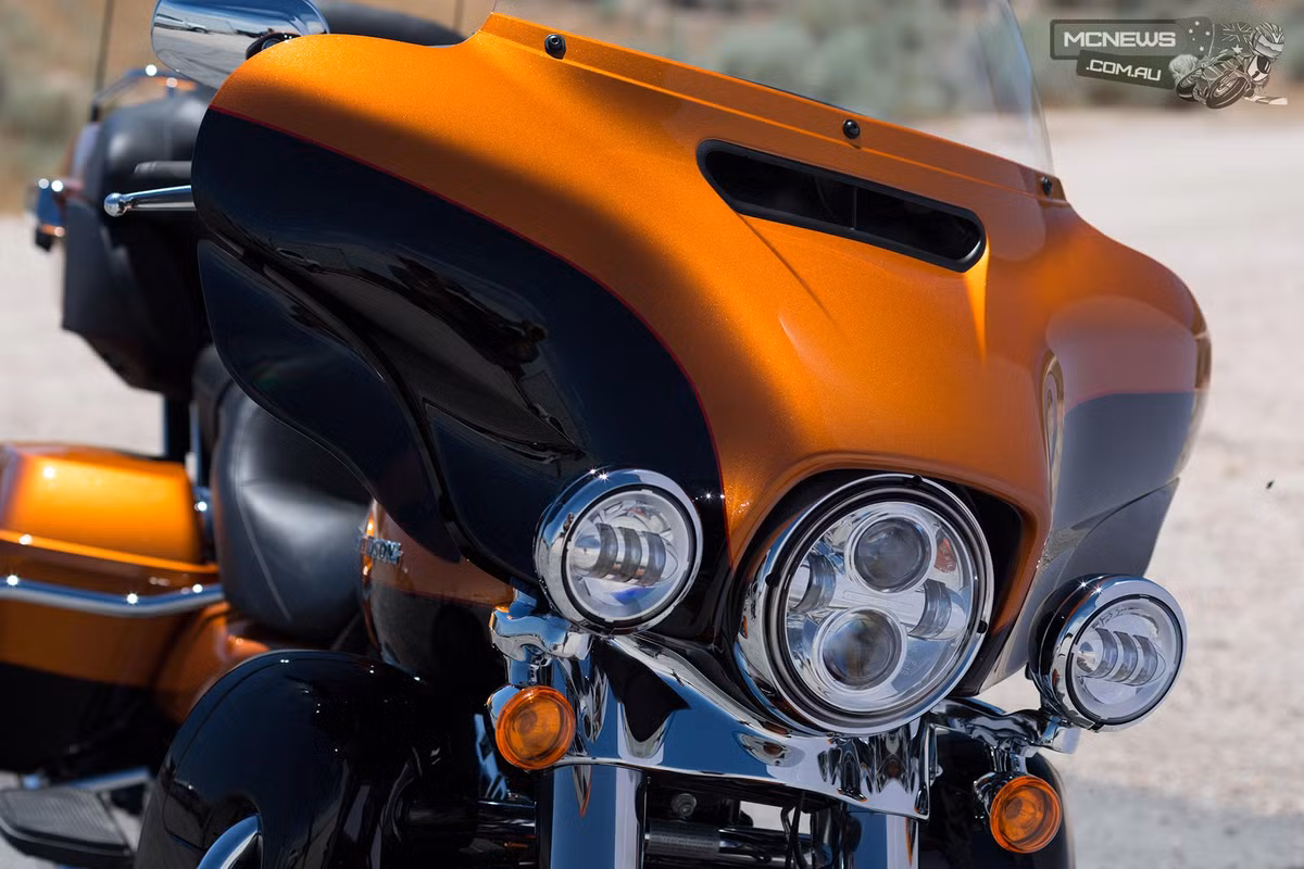 Những trang bị thú vị của xe như hệ thống sưởi yên và sưởi bao tay, màn hình cảm ứng, hệ thống loa công suất 25W.