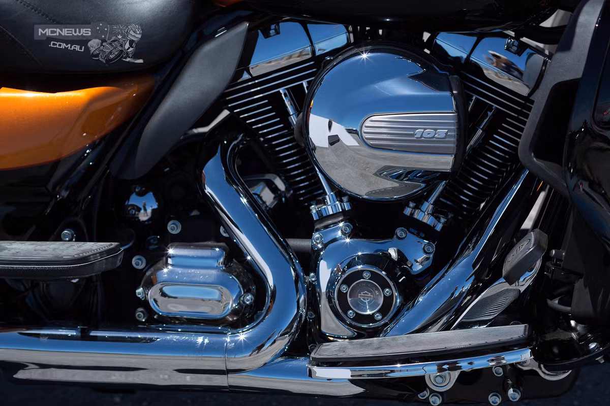 Xe sử dụng động cơ Twin-Cooled Hight Output Twin Cam dung tích 1.690 phân khối được làm mát bằng cả gió và dung dịch.