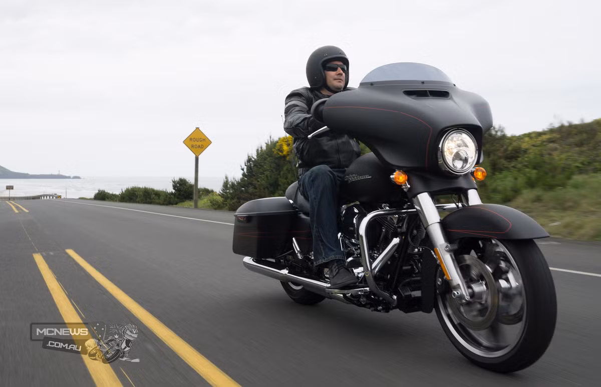 Street Glide ® Special 2015 cũng sử động cơ V-Twin 103 1.690 phân khối làm mát bằng gió, dàn âm thanh Boom như Road Glide ® Special.