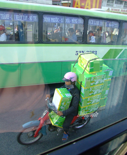 Với những thùng hàng chất sau kẹp trước, người thanh niên này dư sức đua lẫn sức chở với chiếc xe buýt bên cạnh.