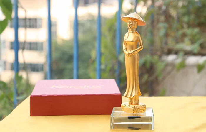 Biểu tượng phụ nữ với công nghệ mạ vàng mờ.